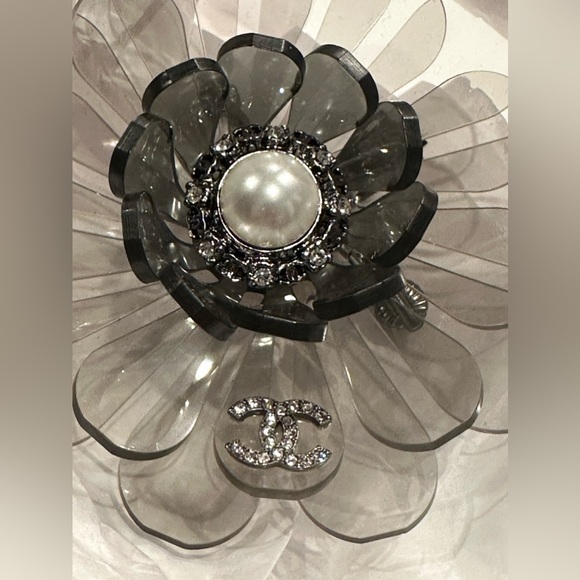 CHANEL (Fall 2019) Black & White Pearl & Crystal CC Lucite Camellia Brooch - Picture 9 of 10
